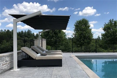 На відкритому повітрі вільно стоїть тент